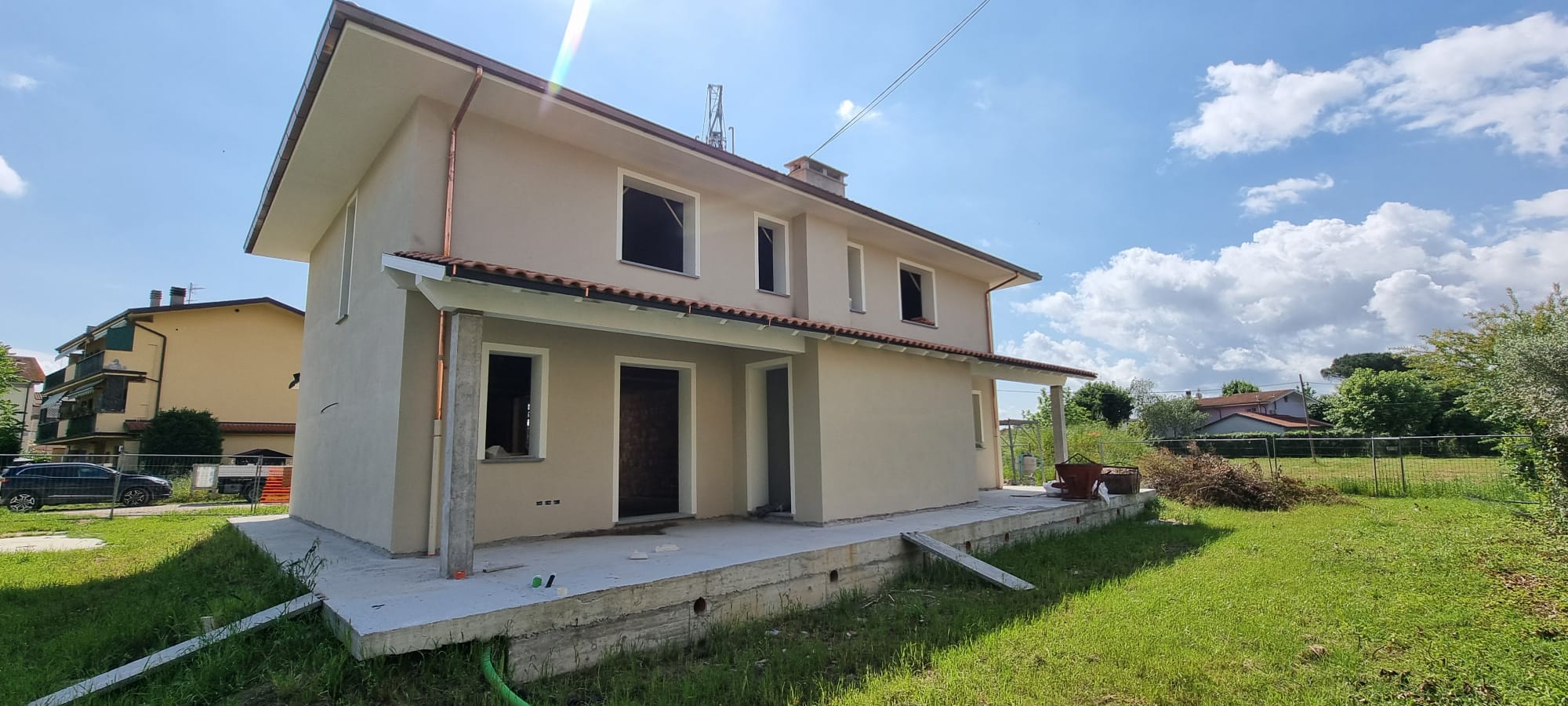 Porzione di villa bifamiliare libera su tre lati con giardino