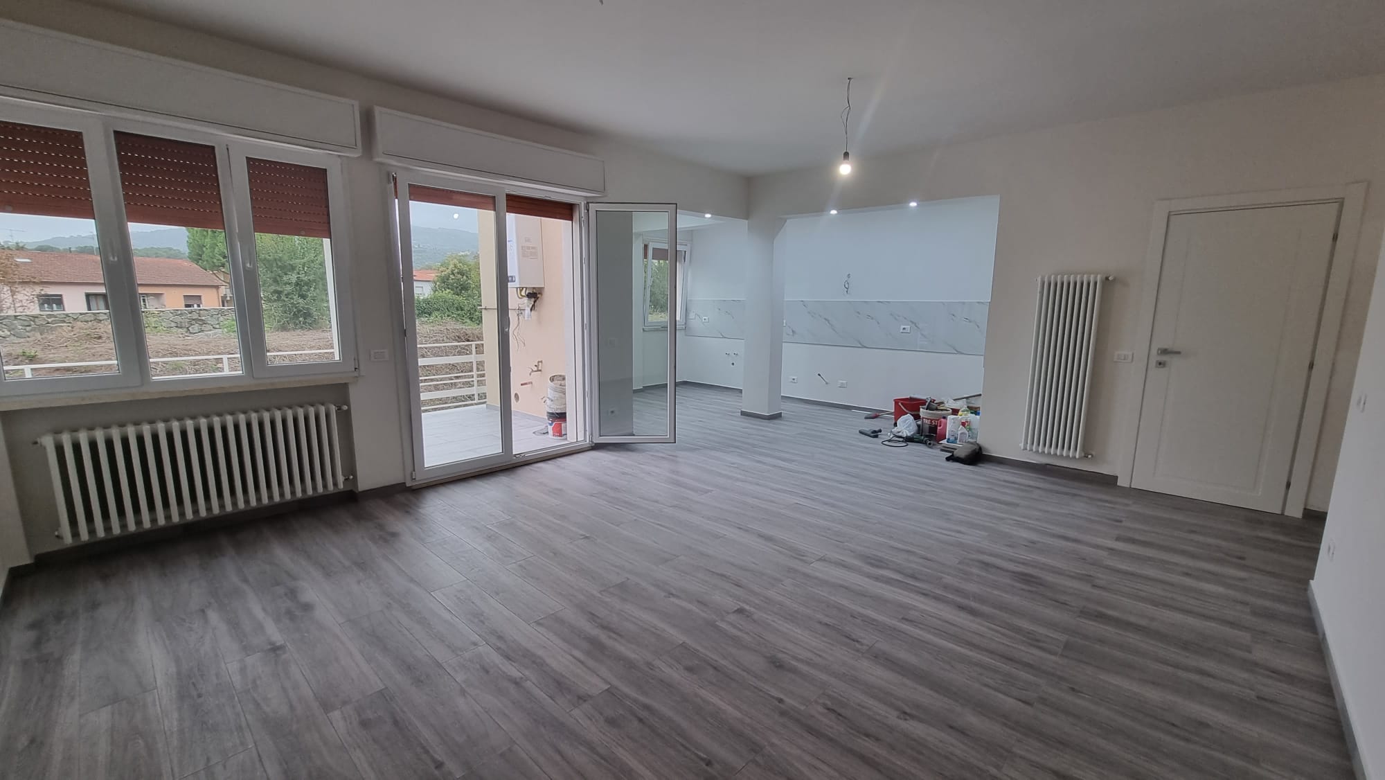 APPARTAMENTO AL PIANO TERRA RIALZATO CON TERRAZZO E BOX AUTO